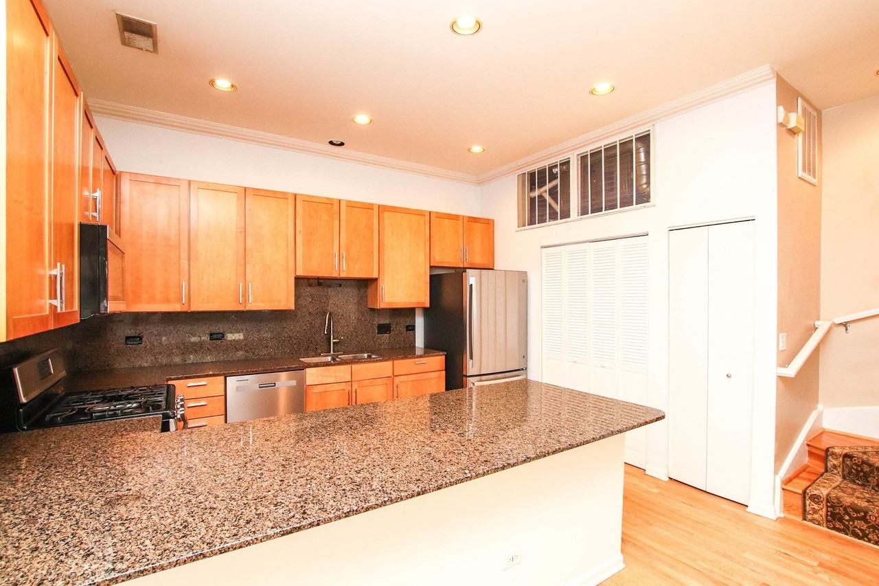 945 N Kingsbury St #119 - Photo 6 of 18