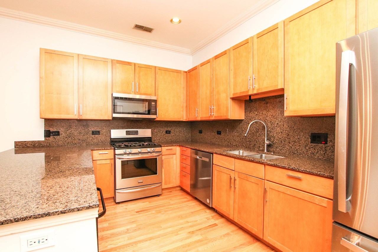 945 N Kingsbury St #119 - Photo 7 of 18