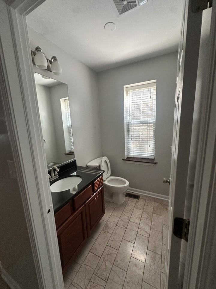 2449 W Taylor St #2 - Photo 5 of 20