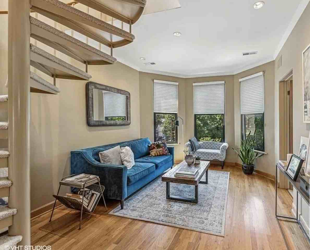 2837 N Southport Ave #3 - Photo 2 of 15