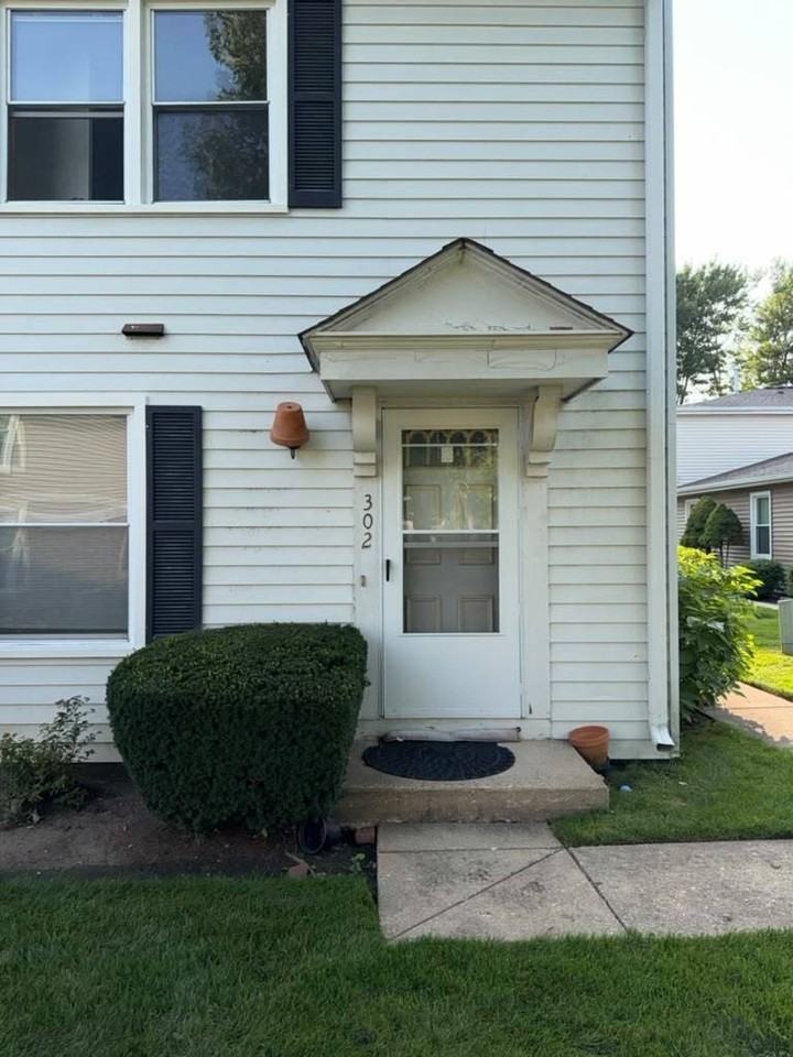 302 Creekside Dr - Photo 2 of 18