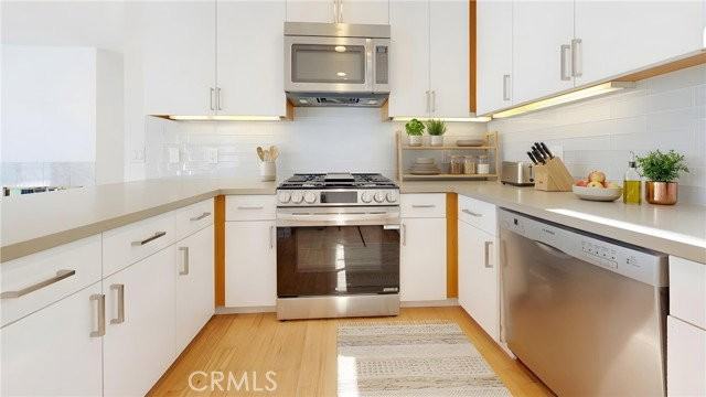 1318 Manhattan Ave - Photo 4 of 8