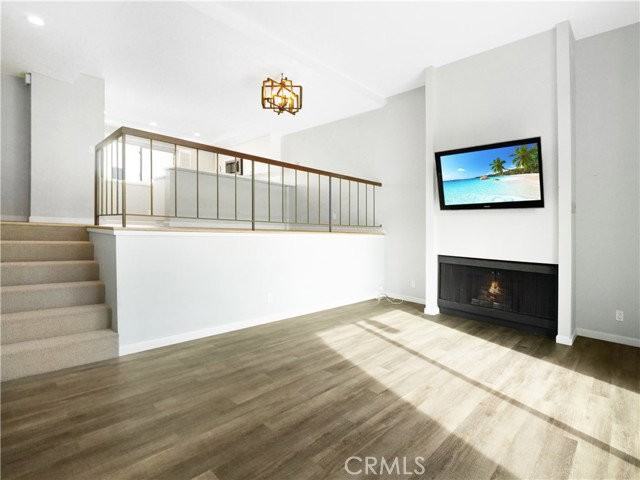 405 2nd St - Photo 4 of 8