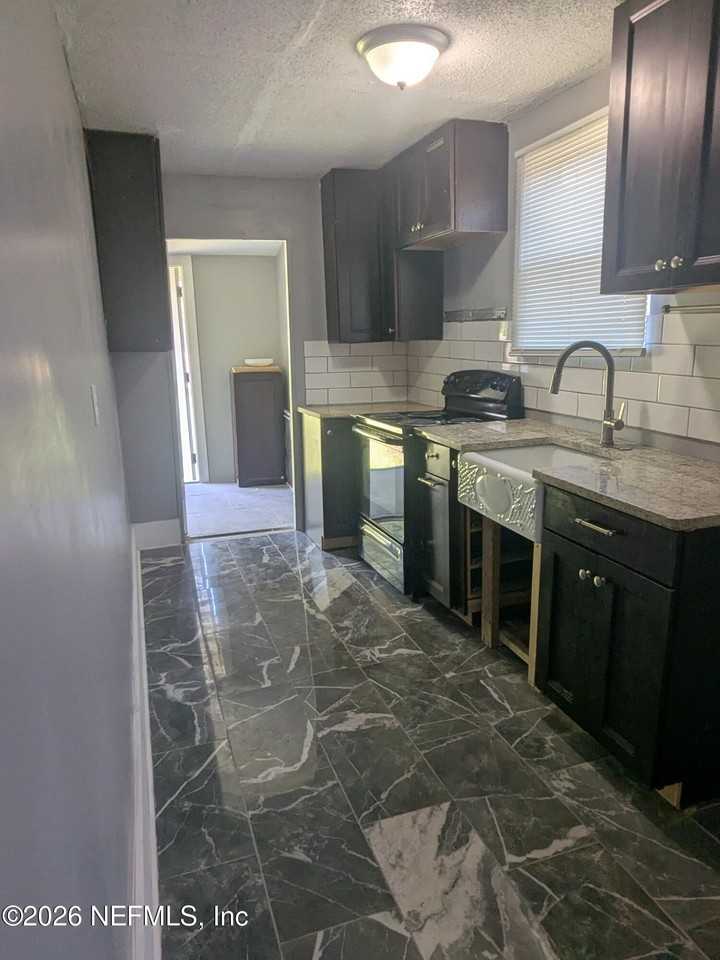 1524 Mount Herman St - Photo 5 of 10