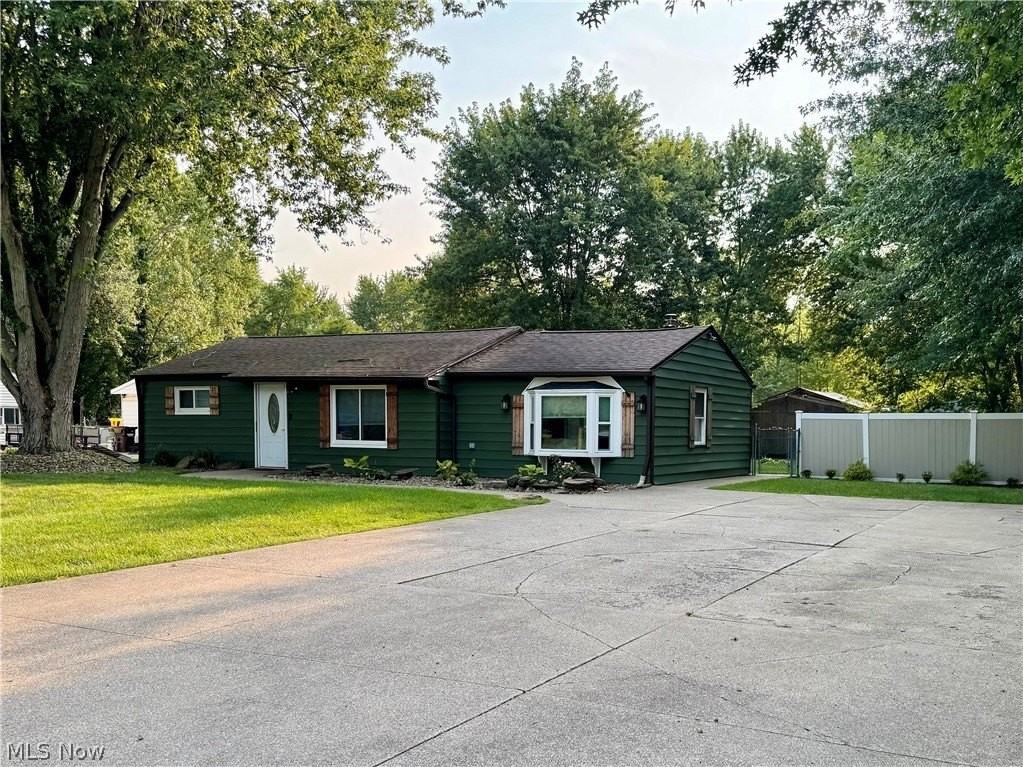 12755 Vincent Dr - Photo 2 of 20