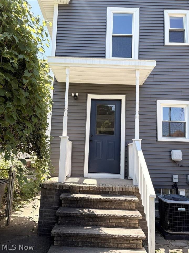 2049 West Blvd - Photo 2 of 19