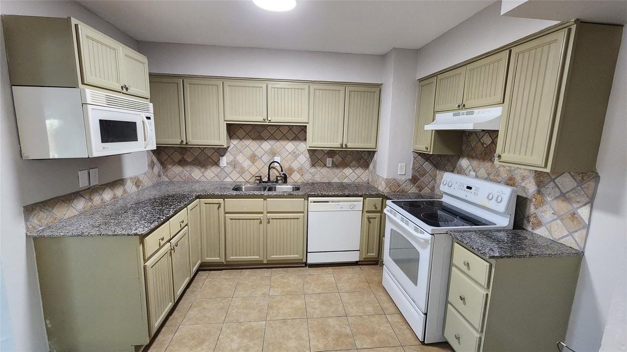 808 Howell Dr - Photo 4 of 14