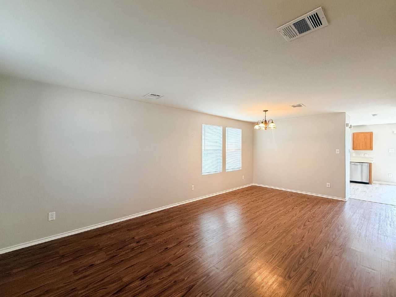 670 Horn St - Photo 3 of 40