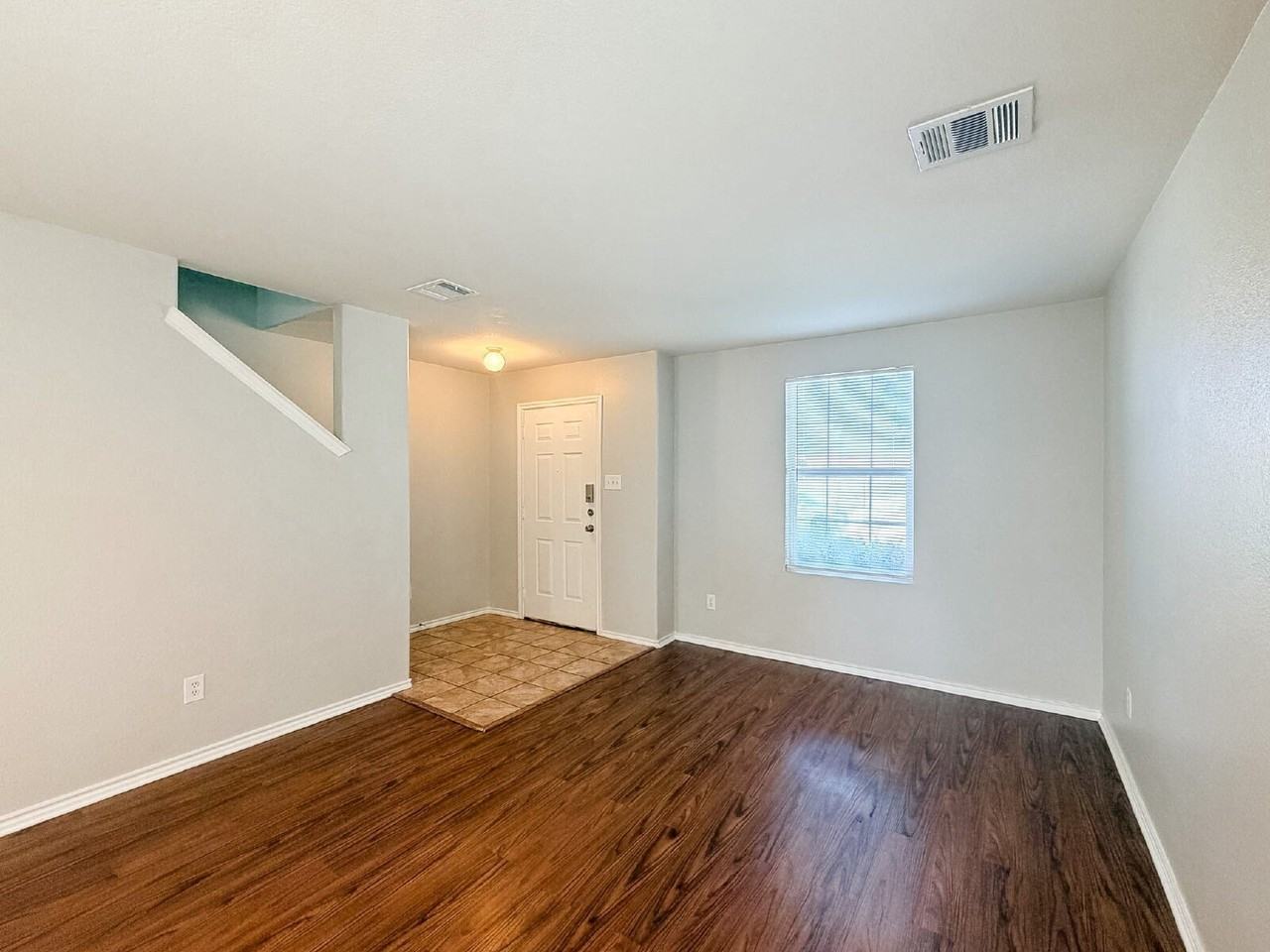 670 Horn St - Photo 4 of 40