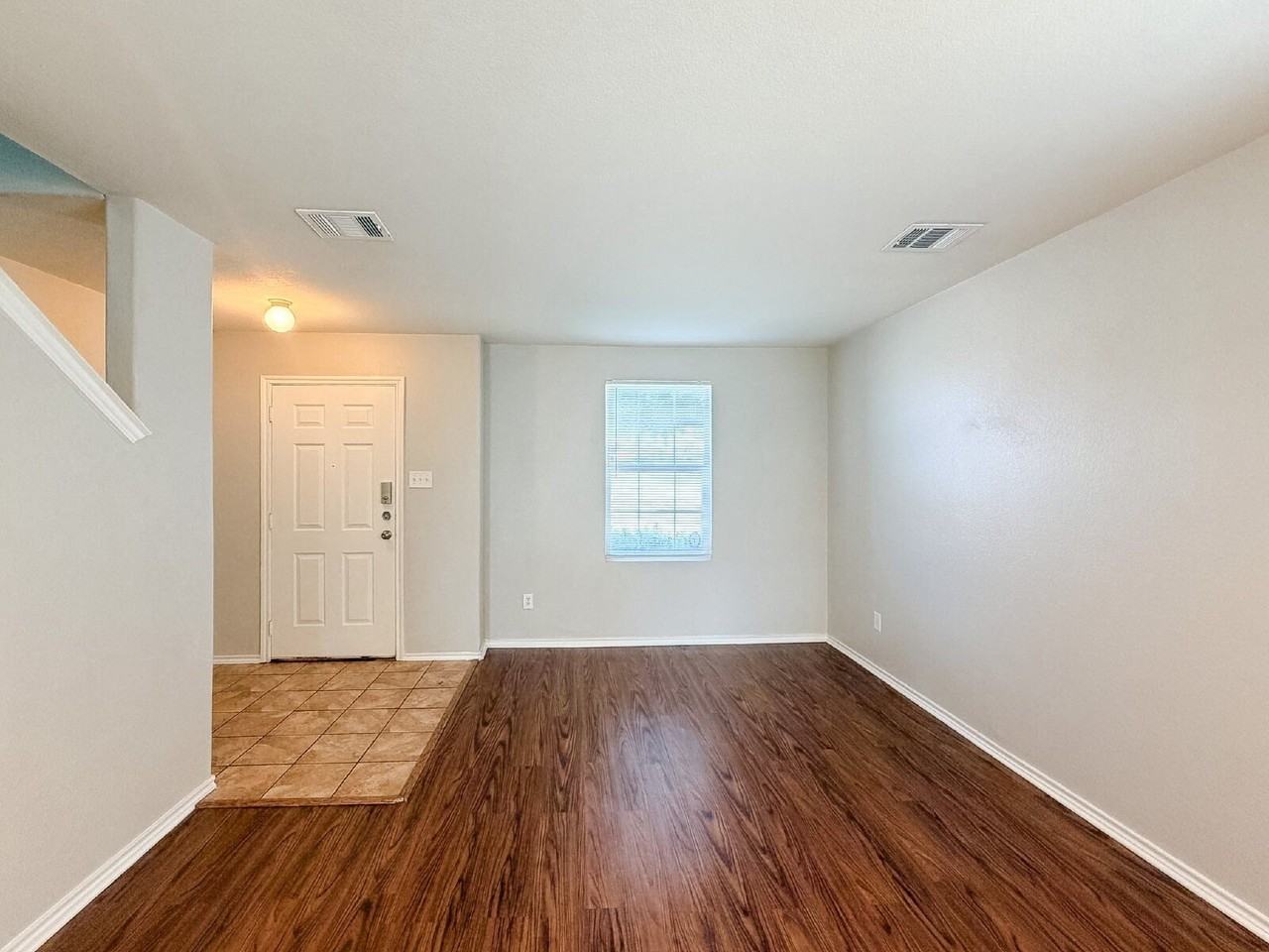 670 Horn St - Photo 5 of 40