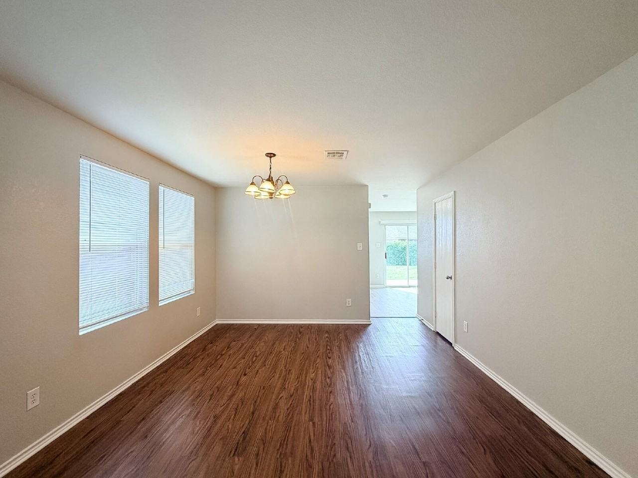 670 Horn St - Photo 6 of 40