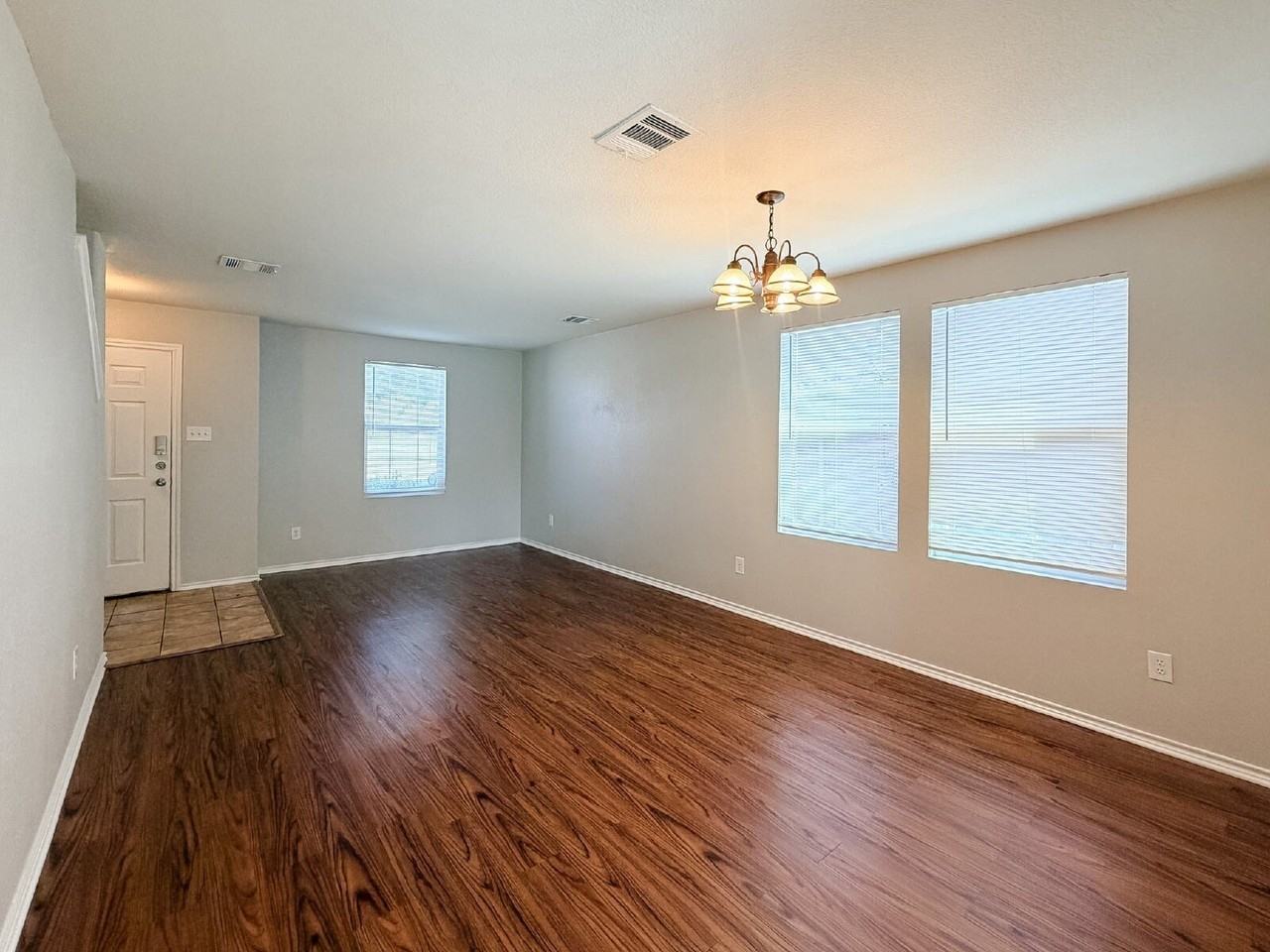 670 Horn St - Photo 7 of 40