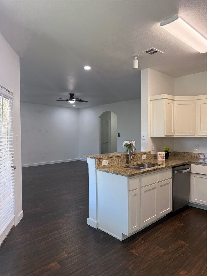 413 Marilu St - Photo 2 of 8