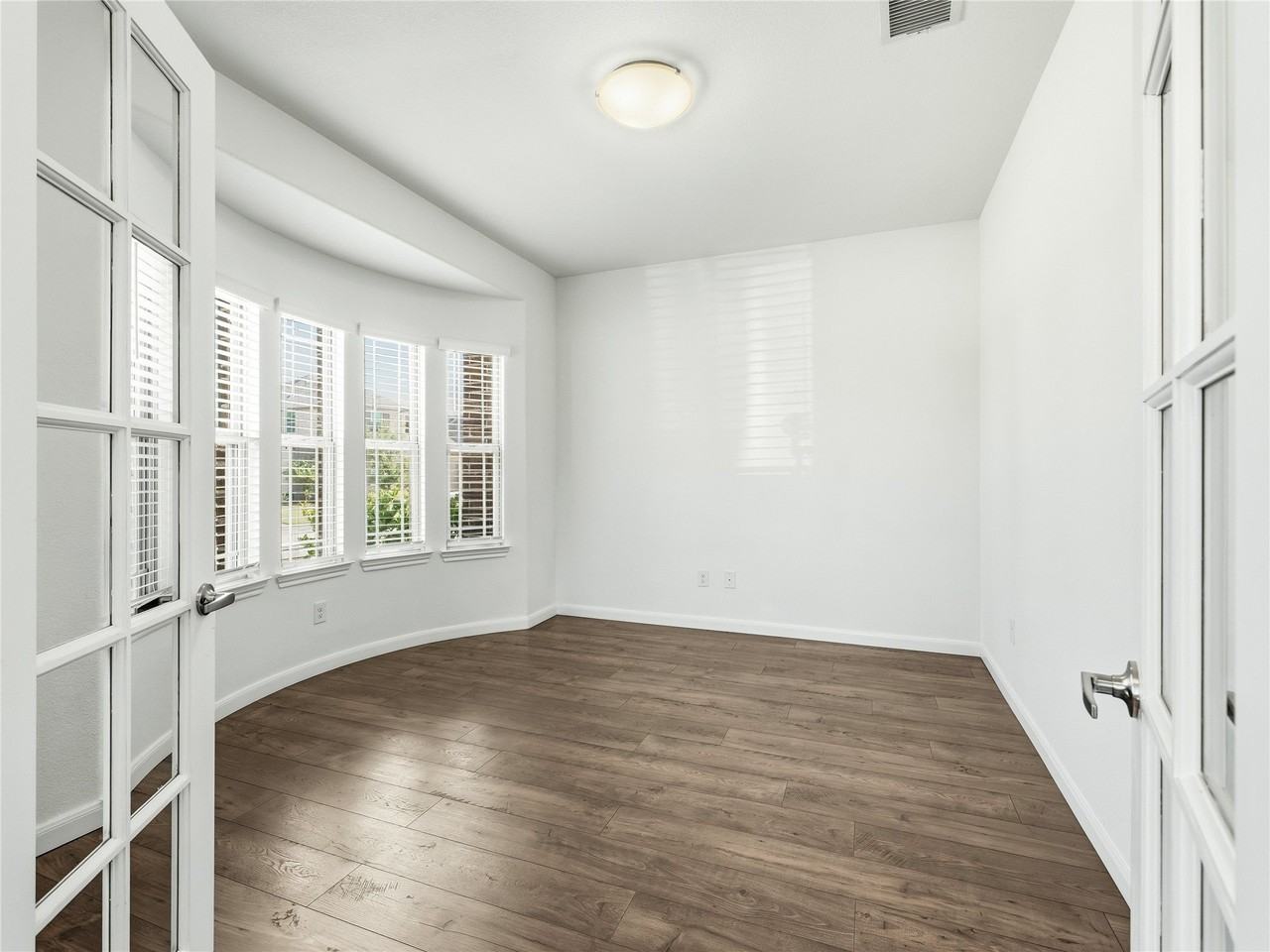 1204 Sumner St - Photo 4 of 31