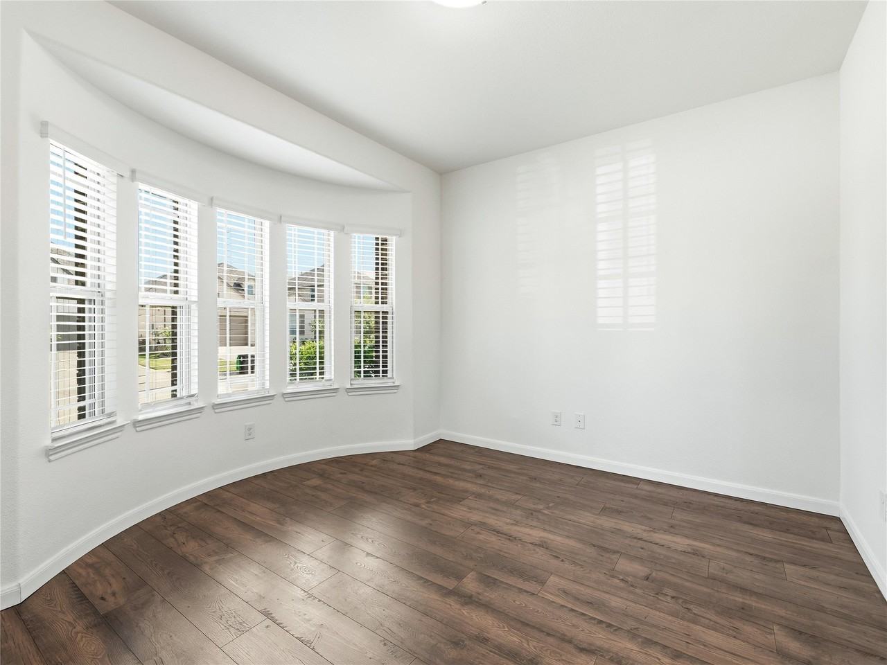 1204 Sumner St - Photo 5 of 31