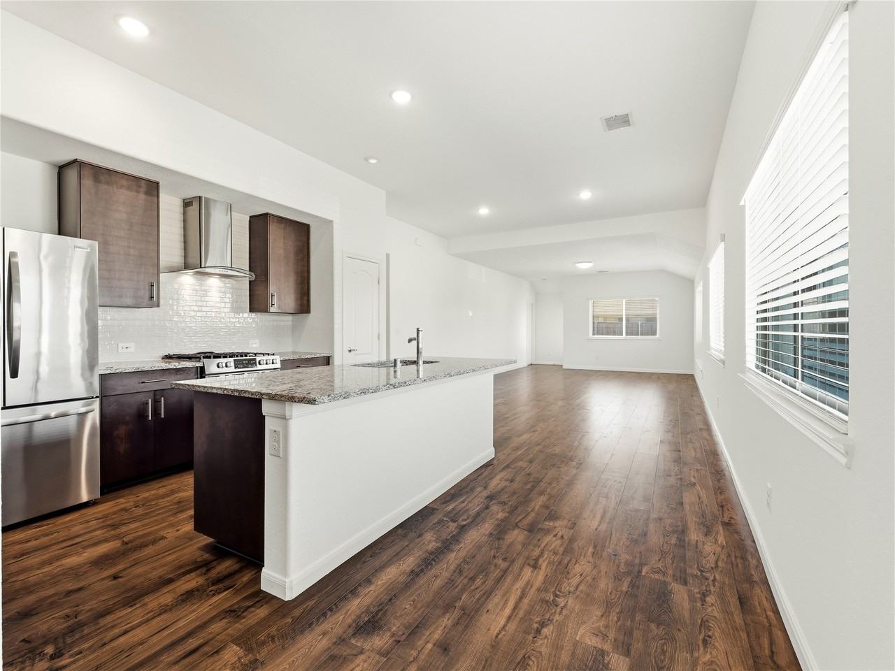 1204 Sumner St - Photo 6 of 31