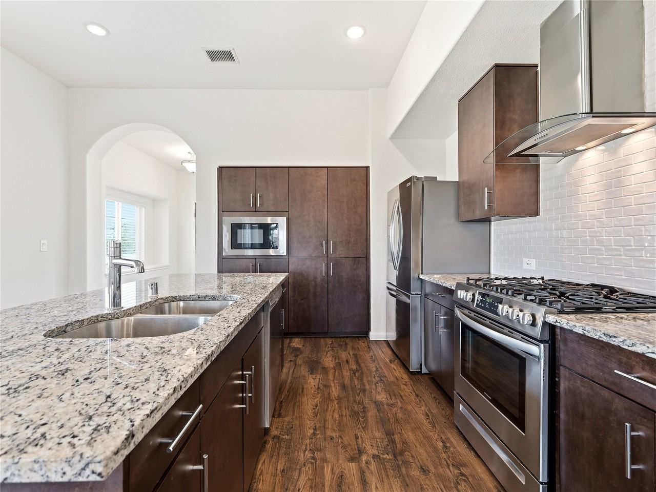 1204 Sumner St - Photo 7 of 31