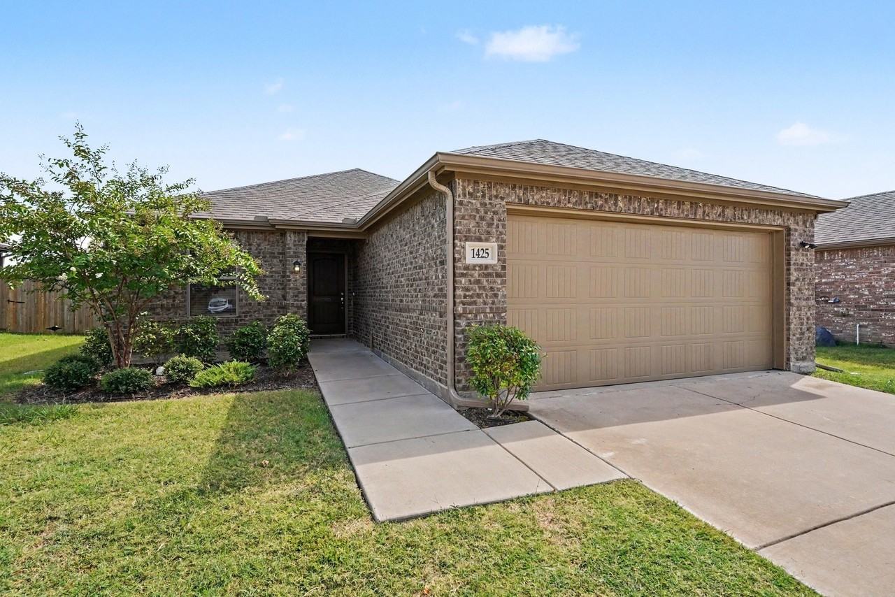 1425 Waverley Dr - Photo 2 of 25