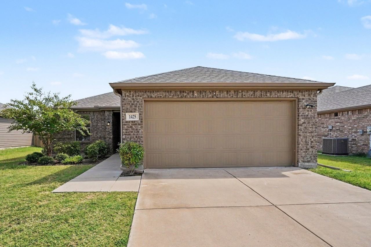 1425 Waverley Dr - Photo 3 of 25