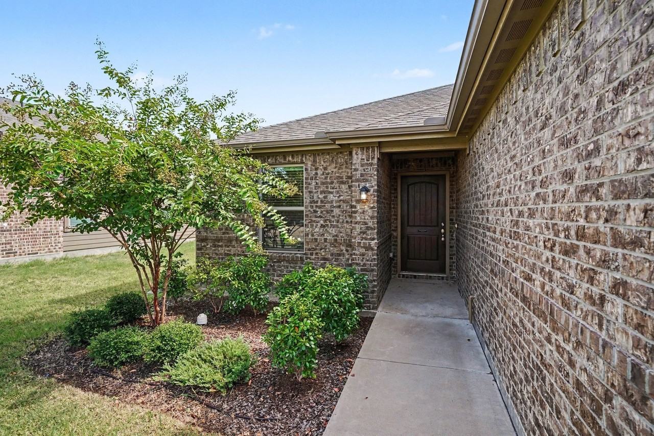 1425 Waverley Dr - Photo 4 of 25