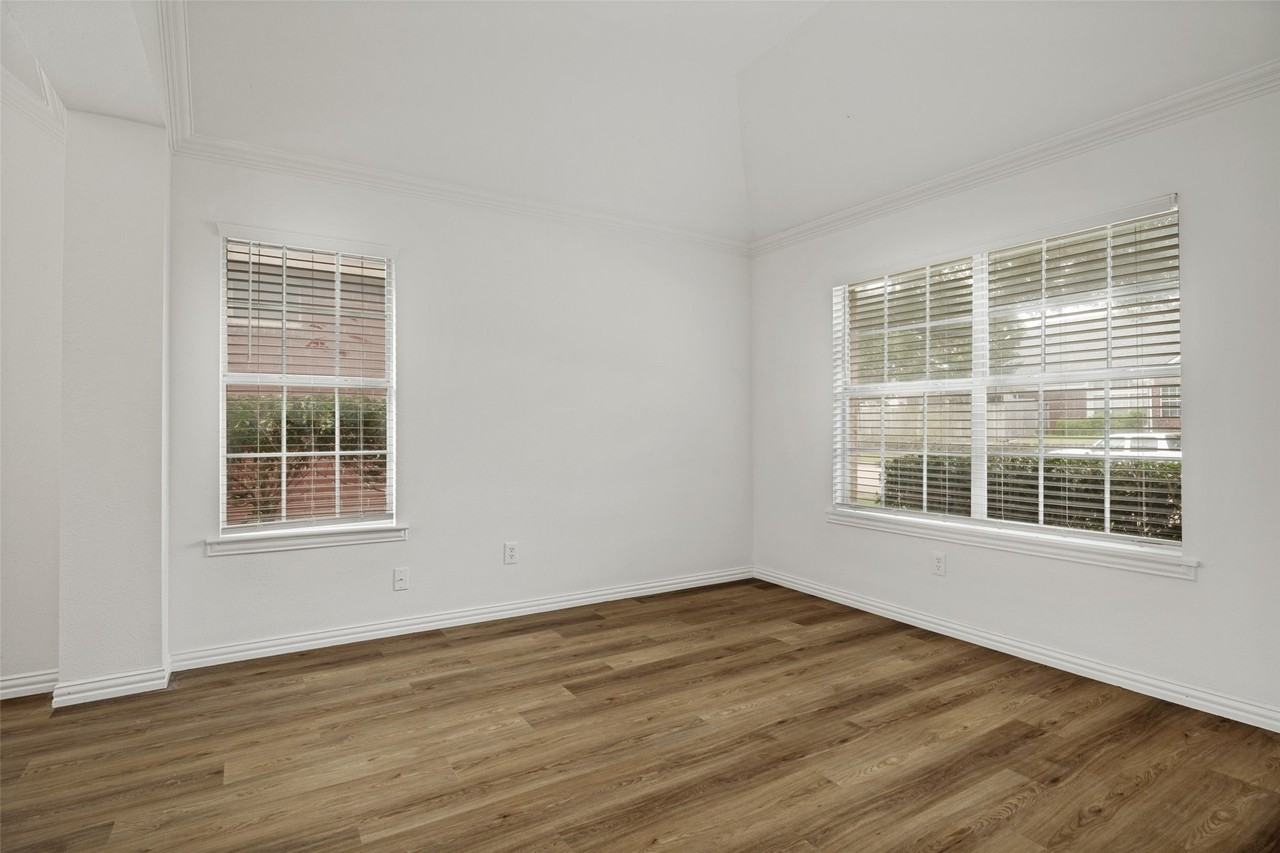 2028 Ravenhurst Dr - Photo 3 of 21