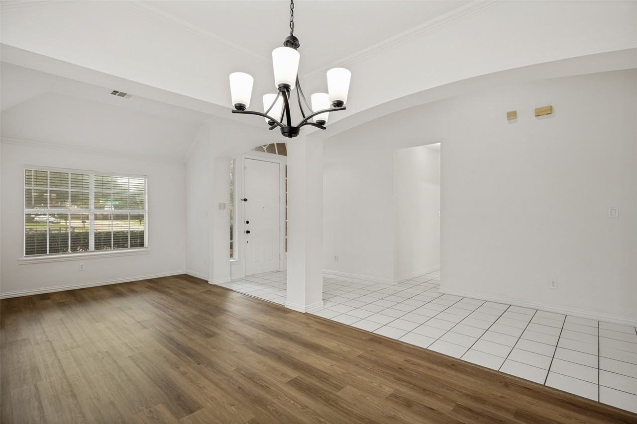 2028 Ravenhurst Dr - Photo 4 of 21