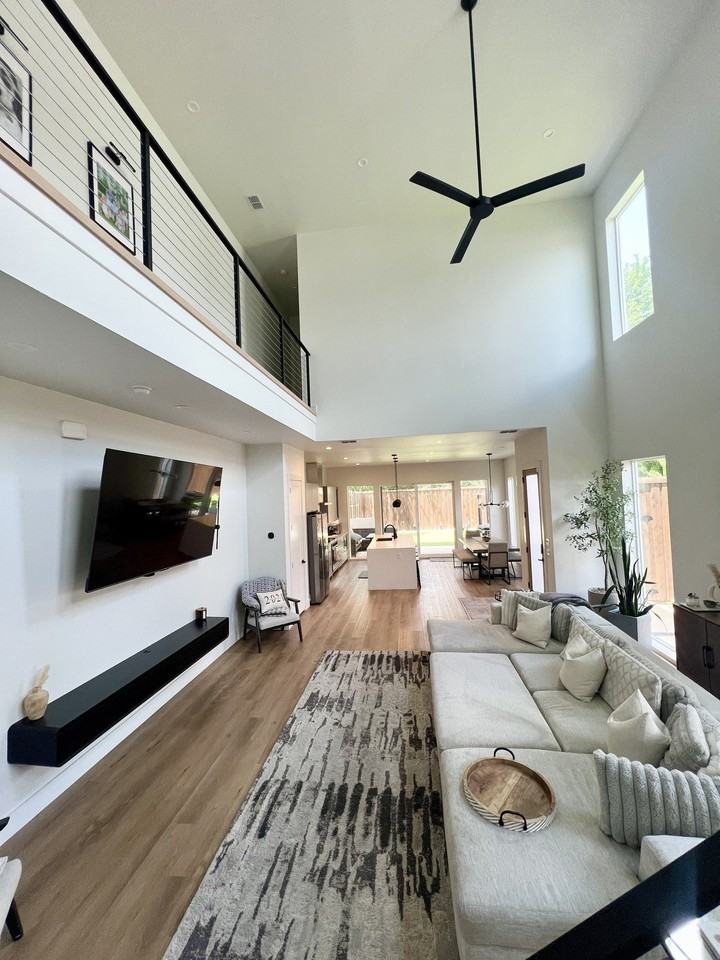 2407 Crossman Ave - Photo 2 of 24