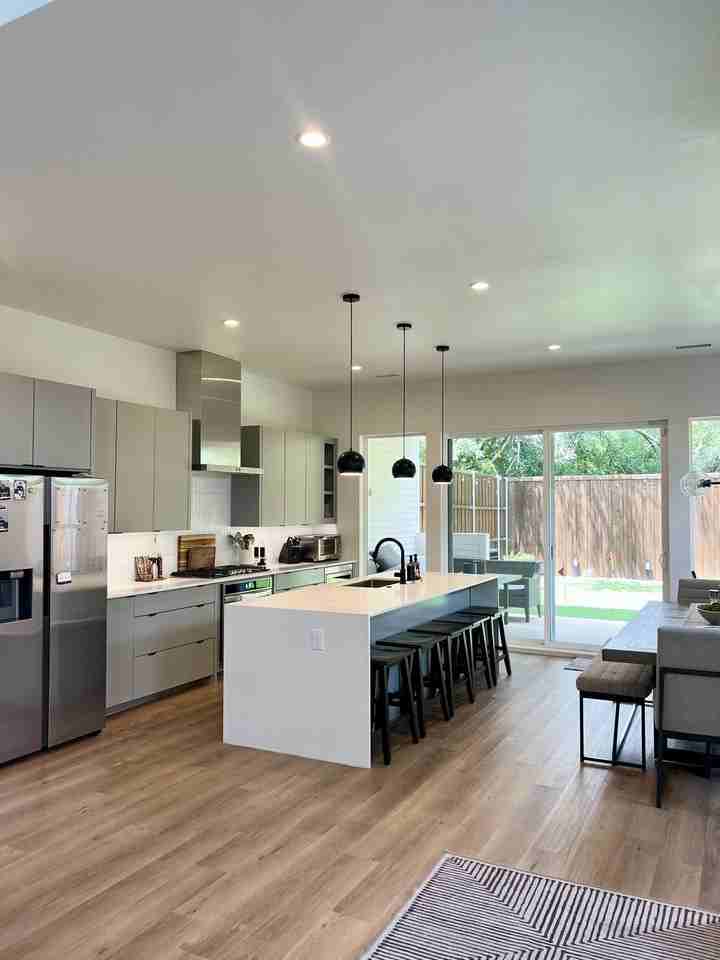 2407 Crossman Ave - Photo 4 of 24