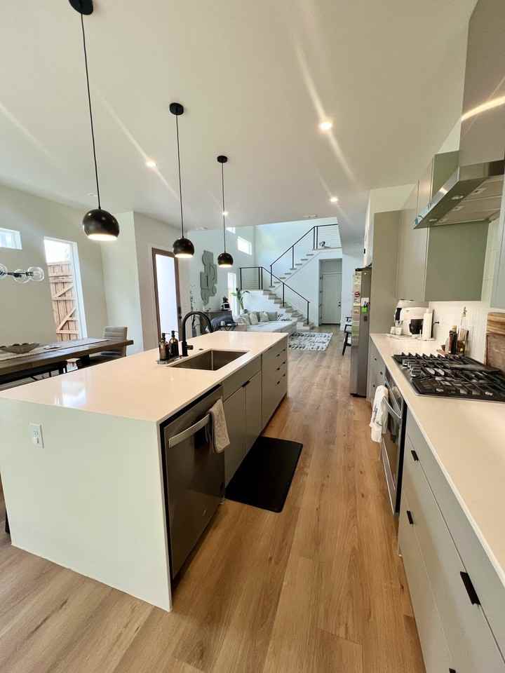 2407 Crossman Ave - Photo 5 of 24