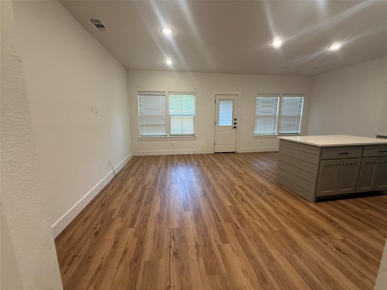 905 E 10th St - Photo 2 of 17