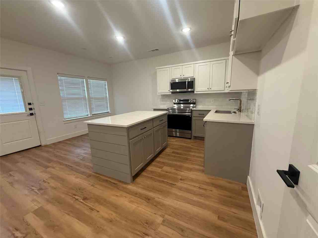 905 E 10th St - Photo 3 of 17