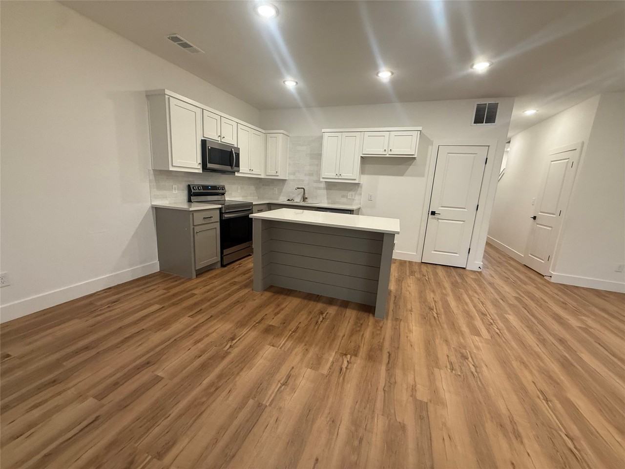 905 E 10th St - Photo 6 of 17