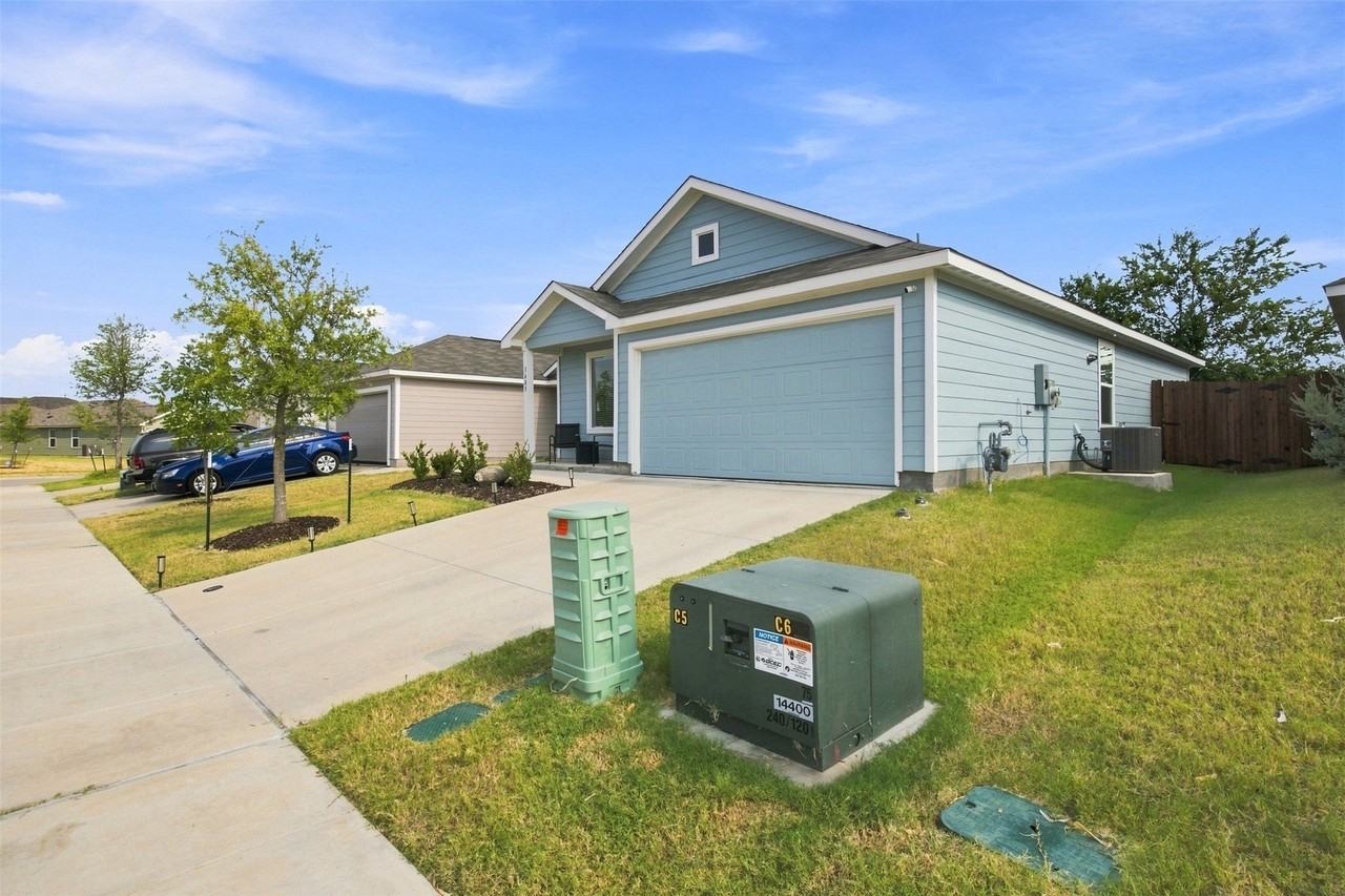 3409 Flicker Ln - Photo 4 of 30