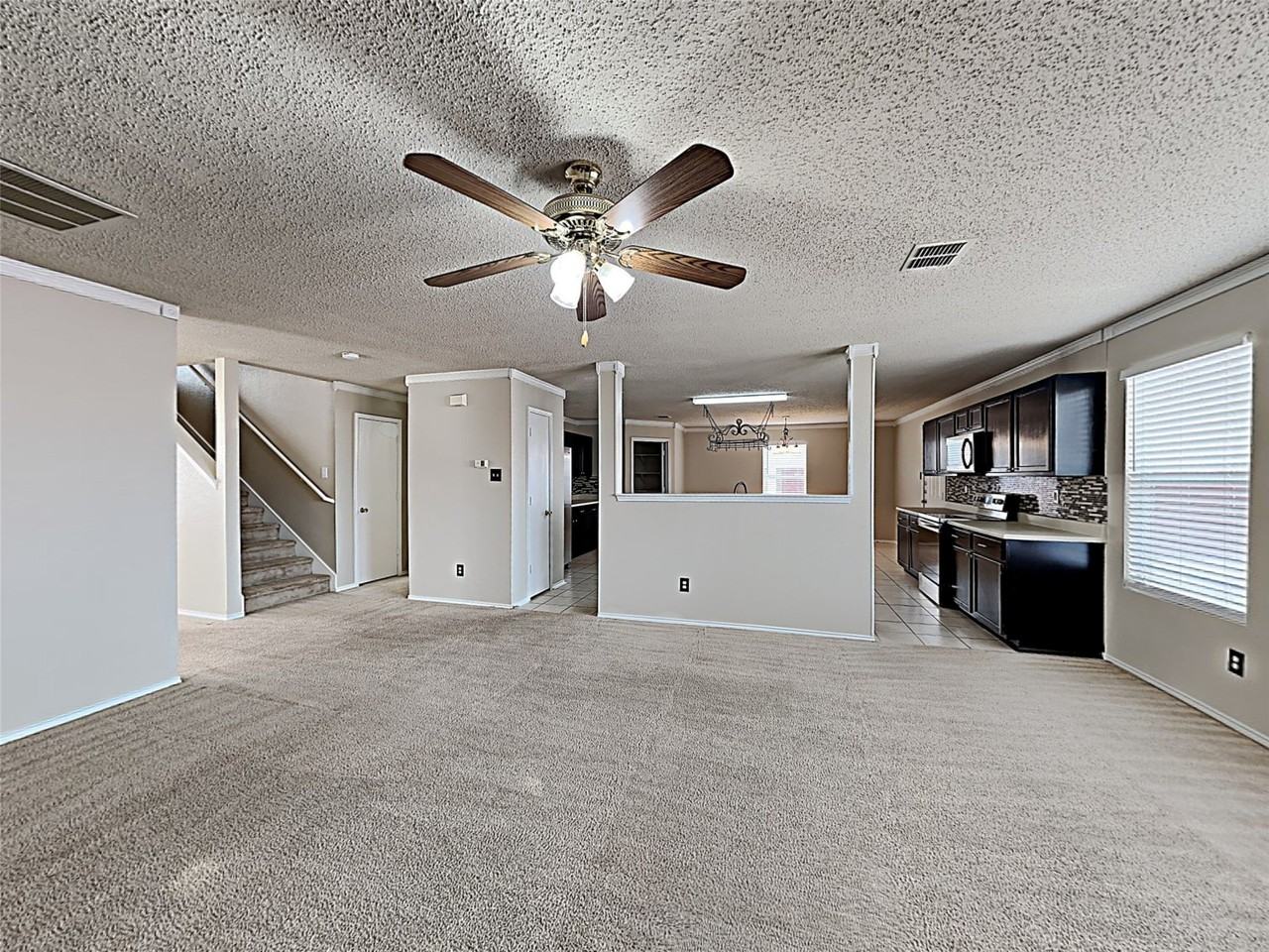 4050 Hunters Creek Dr - Photo 3 of 17