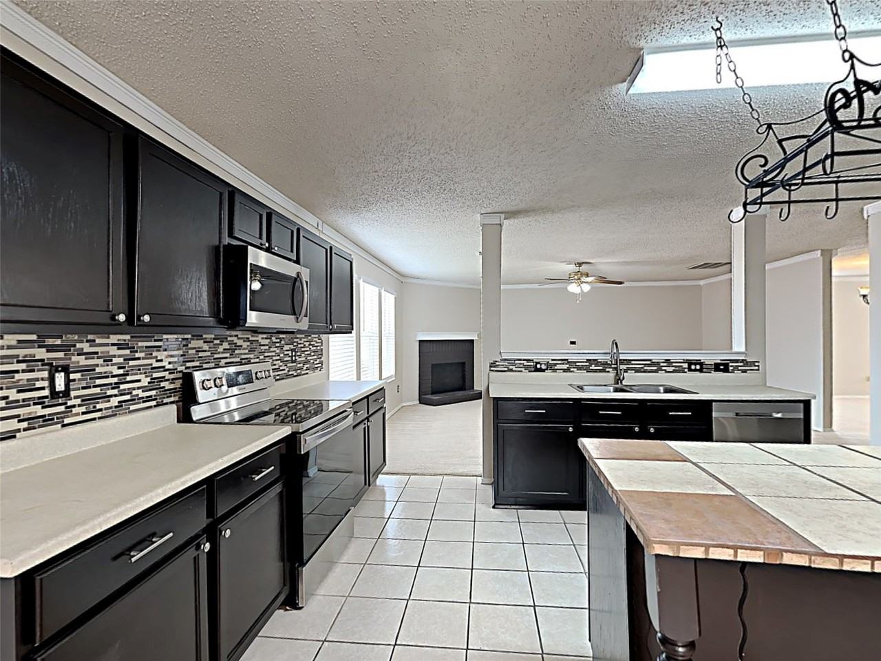 4050 Hunters Creek Dr - Photo 4 of 17