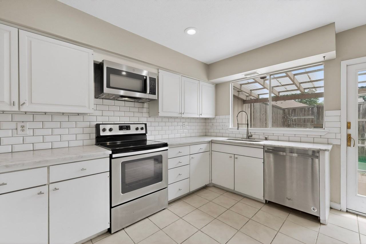 11940 Leisure Dr - Photo 7 of 24