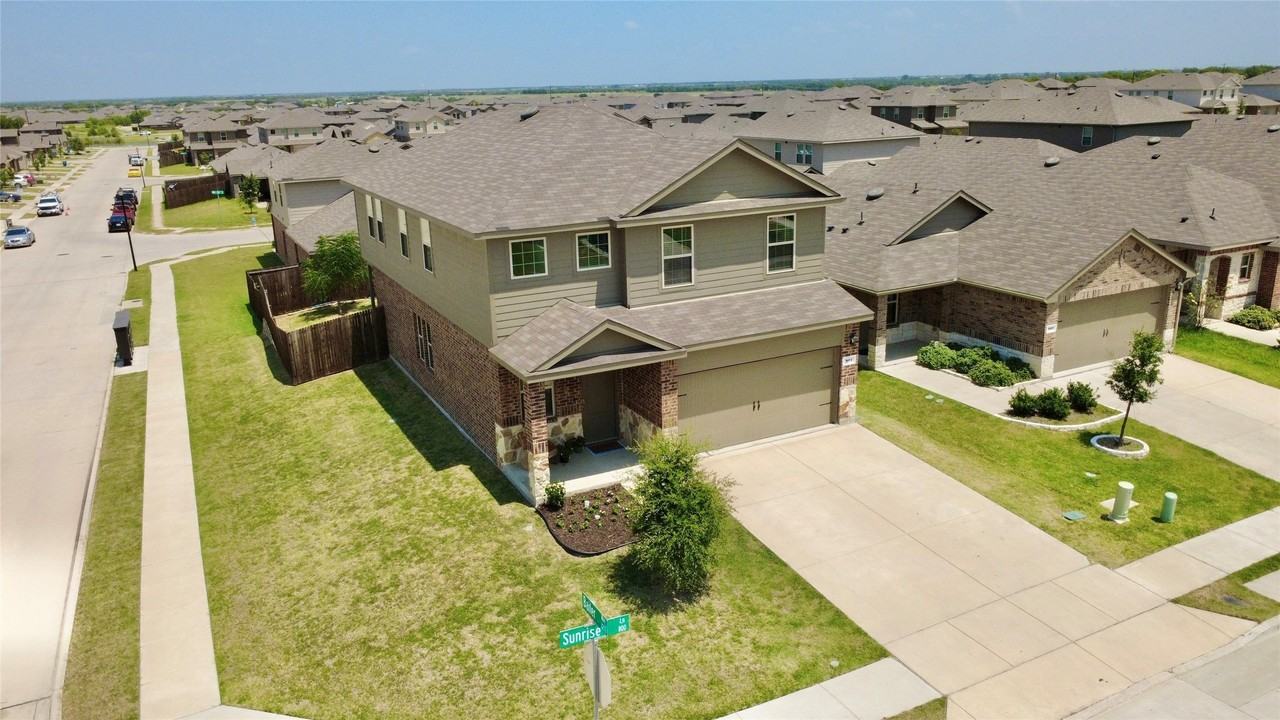 801 Sunrise Ln - Photo 3 of 26