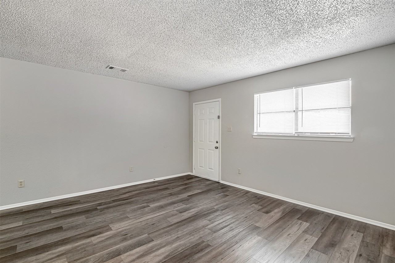 1709 Short St #B - Photo 3 of 15