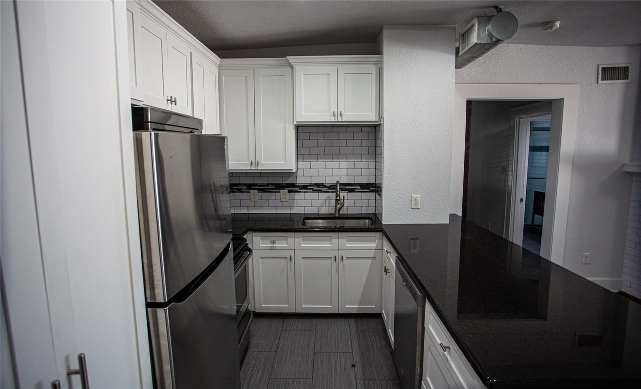 5328 Rowena St - Photo 6 of 12