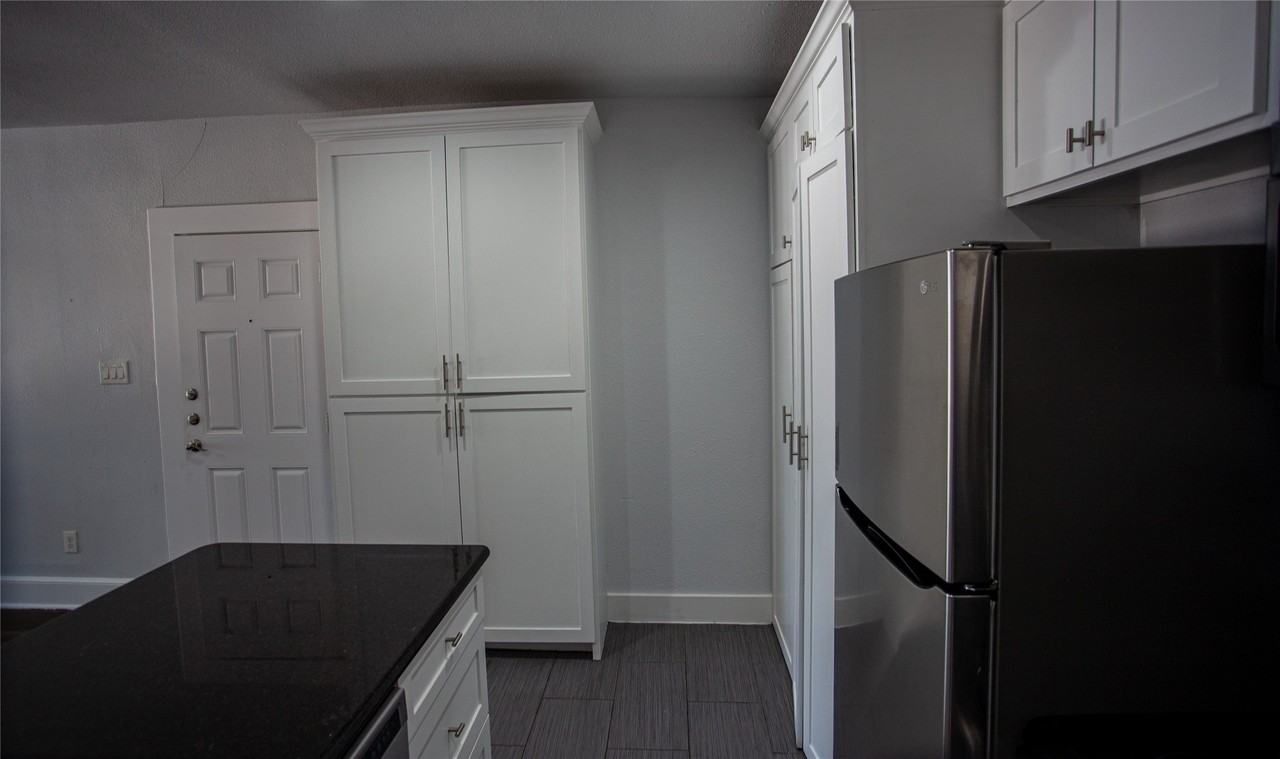 5328 Rowena St - Photo 7 of 12