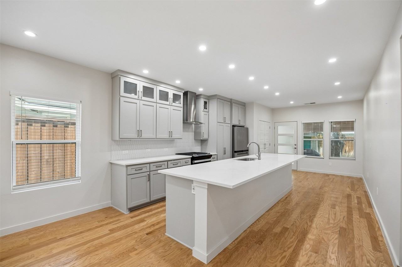 710 N Madison Ave - Photo 5 of 17