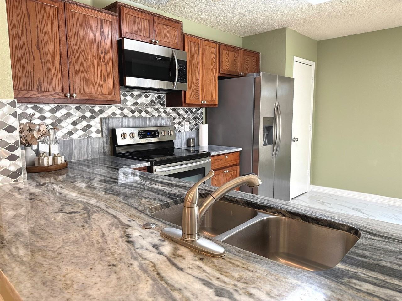 505 Valley Spring Dr - Photo 4 of 16