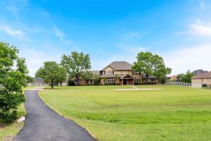 featured image of 915 W Pleasant Run Rd