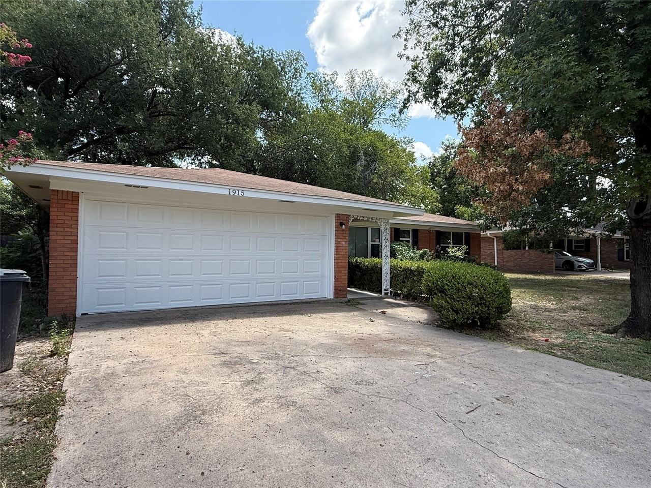 1915 Fairfax Dr - Photo 2 of 19