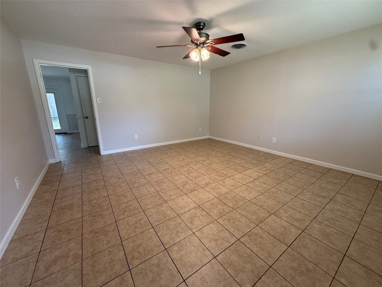 1915 Fairfax Dr - Photo 3 of 19
