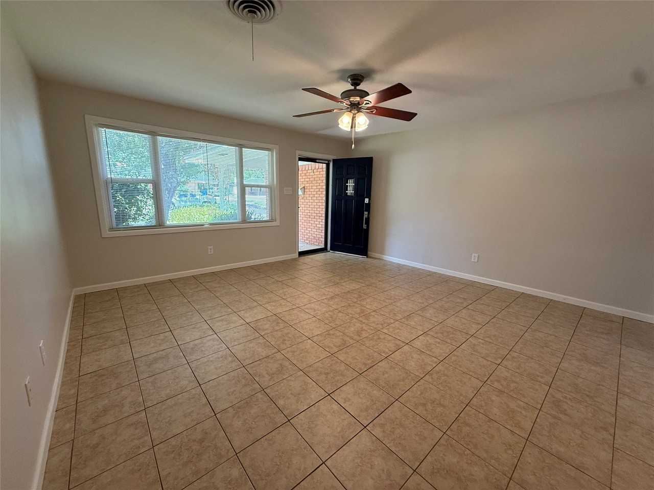 1915 Fairfax Dr - Photo 4 of 19