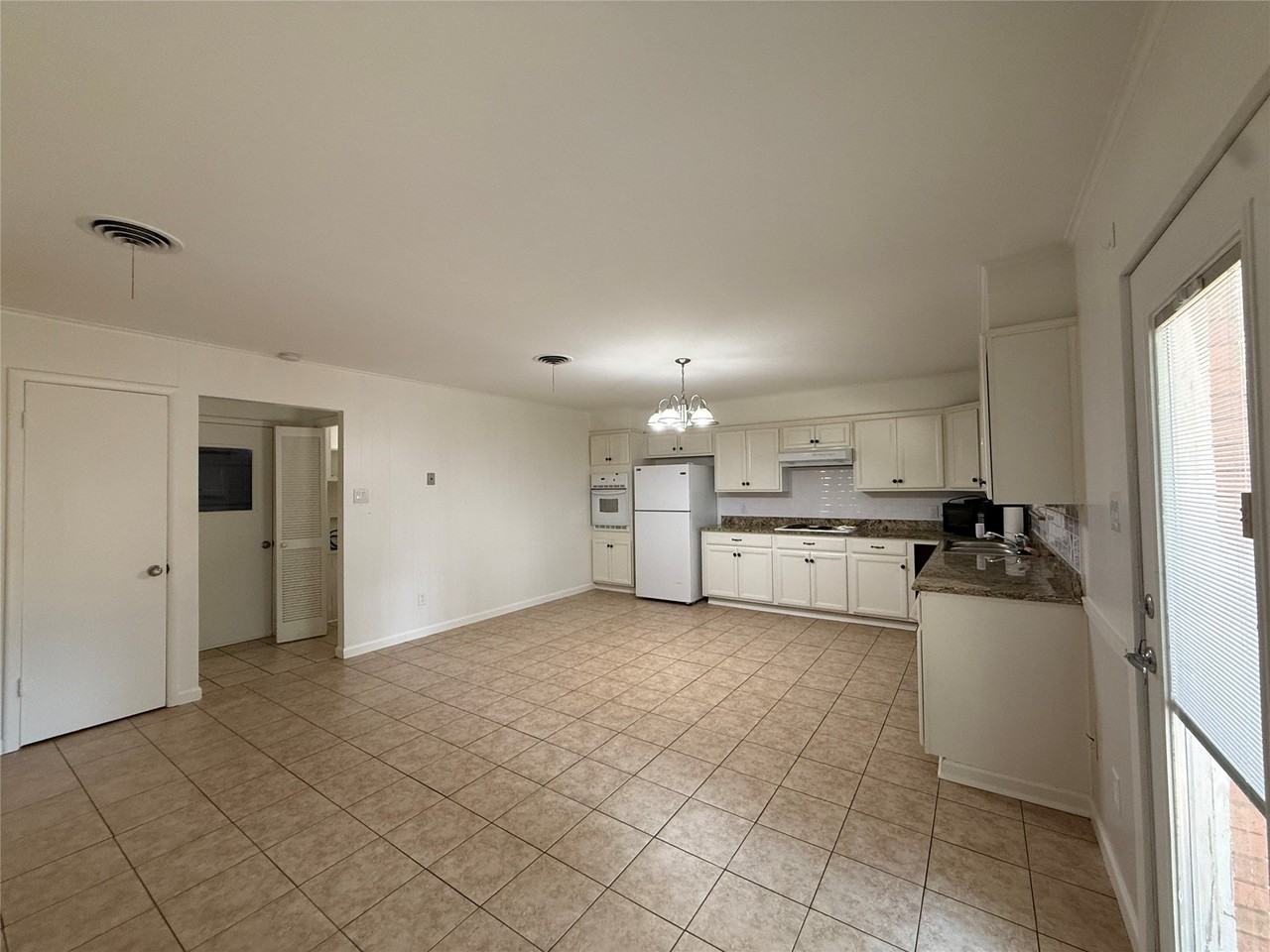 1915 Fairfax Dr - Photo 5 of 19