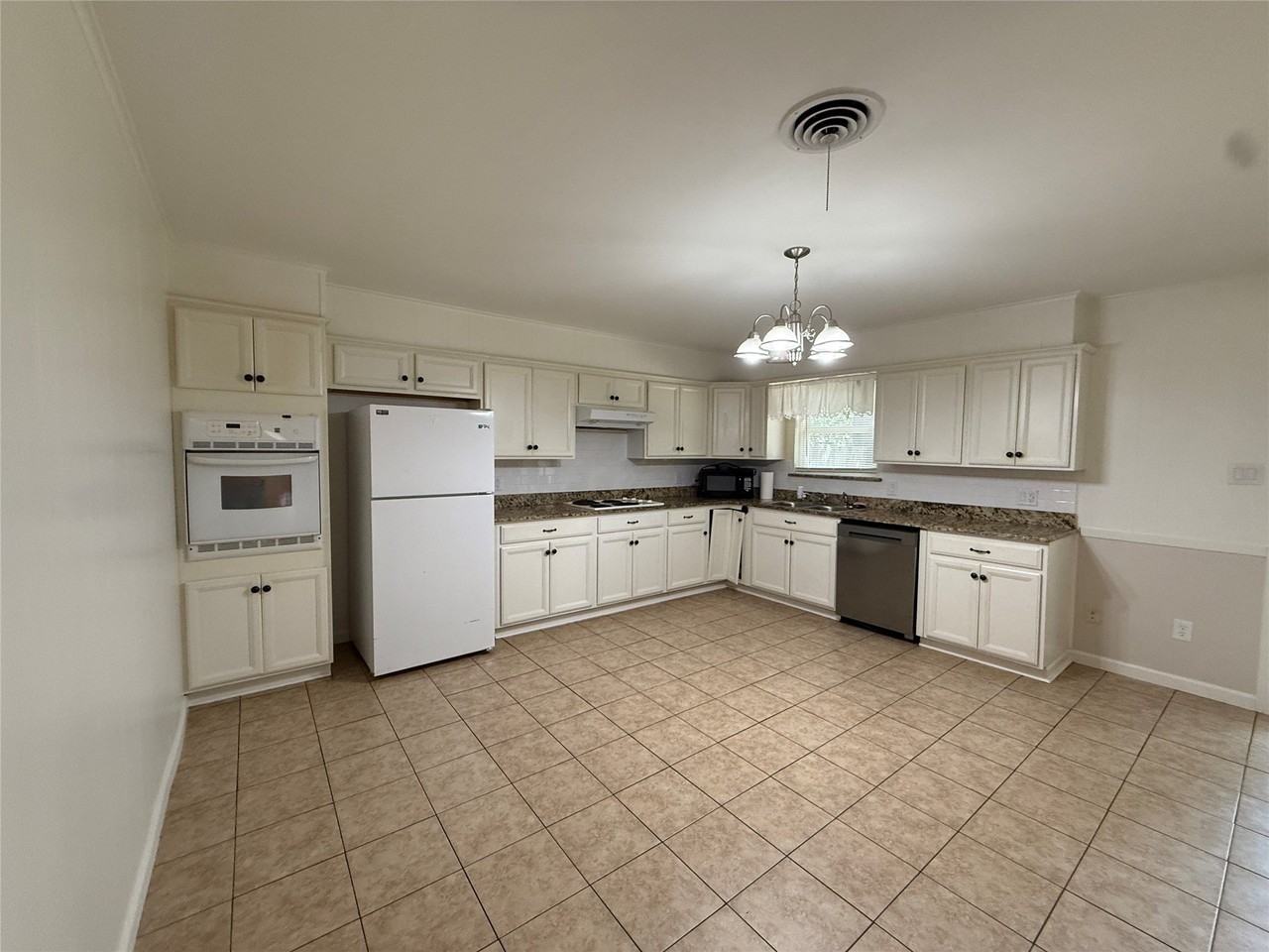 1915 Fairfax Dr - Photo 6 of 19