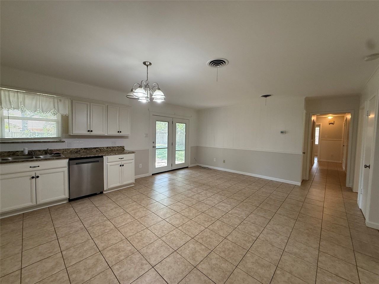 1915 Fairfax Dr - Photo 7 of 19