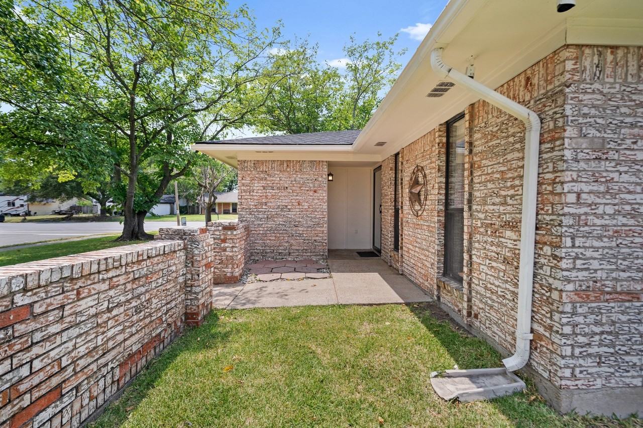 1801 Ridgecrest Dr - Photo 2 of 16